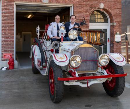 朴茨茅斯市长Deaglan McEachern和消防队长William McQuillen坐在一辆20世纪20年代的古董消防车里，这辆车是Bayberry Vintage Auto送给该市的. 